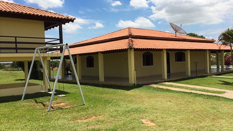 area dos fundos com balanço para crianças. 