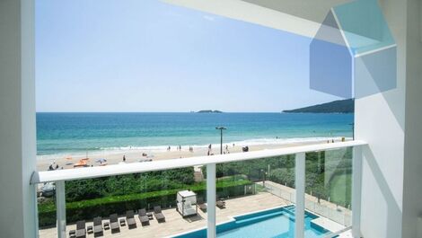 Sacada sala de estar vista do mar