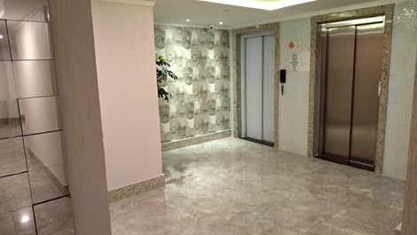 Apto mobili. 3 qtos.C/1 Suíte - wi-fi - 2 GAR.-praia do morro