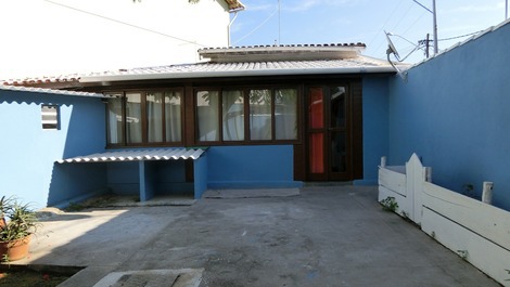 Casa linear com WIFI 500 m da praia do Peró