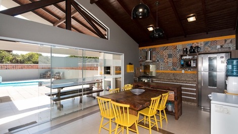 House of high standard with 4 suites and pool in Mariscal! REF46