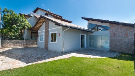 House of high standard with 4 suites and pool in Mariscal! REF46