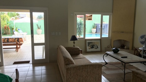 sala e piscina ao fundo