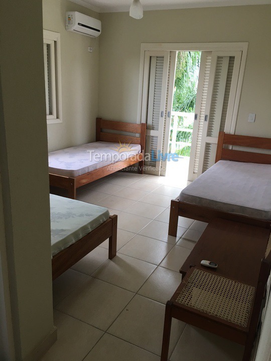 Casa para alquiler de vacaciones em Bertioga (Condominio Morada da Praia)