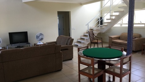 mesa de carteado, sala e escada 