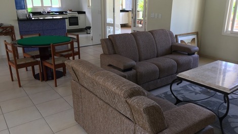 sala e cozinha ao fundo