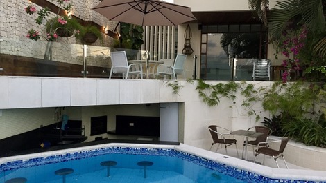 Parcial  casa, piscina churrasqueira 