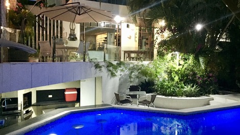 Vista frontal noturna.