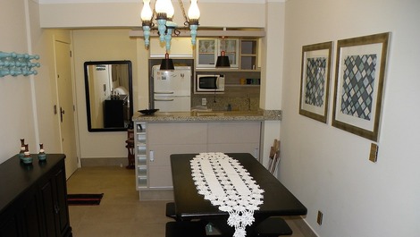 DOIS DORMIT - PRÉDIO FRENTE AO MAR - APTO. LATERAL