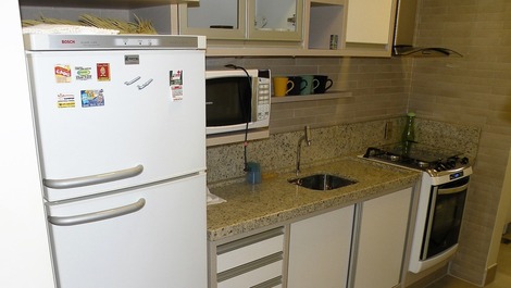 DOIS DORMIT - PRÉDIO FRENTE AO MAR - APTO. LATERAL