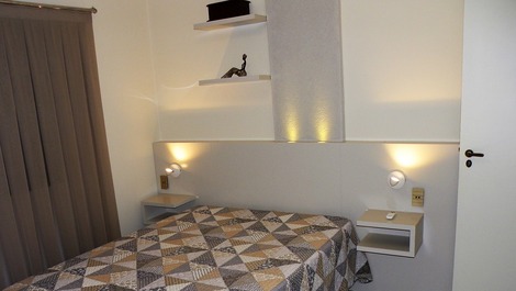 DOIS DORMIT - PRÉDIO FRENTE AO MAR - APTO. LATERAL