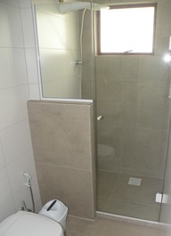 DOIS DORMIT - PRÉDIO FRENTE AO MAR - APTO. LATERAL