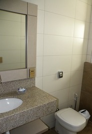 DOIS DORMIT - PRÉDIO FRENTE AO MAR - APTO. LATERAL