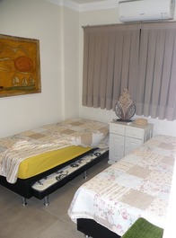 DOIS DORMIT - PRÉDIO FRENTE AO MAR - APTO. LATERAL