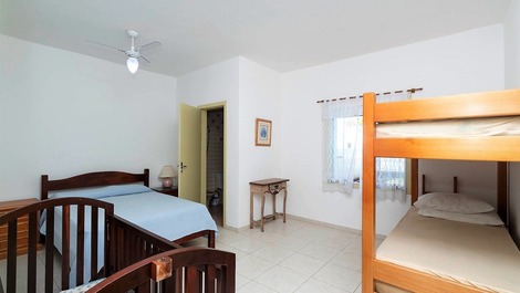 AGRADÁVEL RESIDÊNCIA BEIRA MAR EM PEREQUÊ COM 03 DORMITÓRIOS