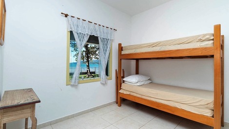 AGRADÁVEL RESIDÊNCIA BEIRA MAR EM PEREQUÊ COM 03 DORMITÓRIOS