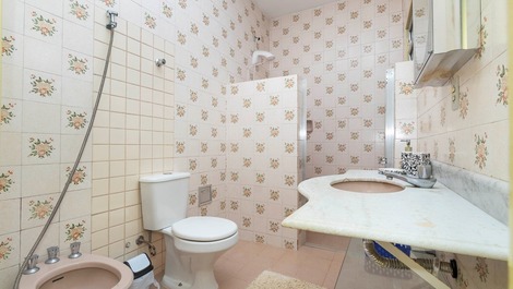 AGRADÁVEL RESIDÊNCIA BEIRA MAR EM PEREQUÊ COM 03 DORMITÓRIOS