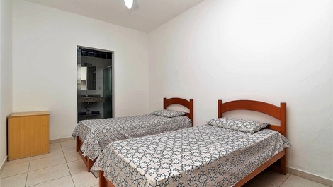 AGRADÁVEL RESIDÊNCIA BEIRA MAR EM PEREQUÊ COM 03 DORMITÓRIOS