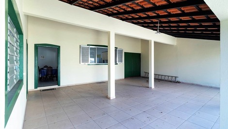 AGRADÁVEL RESIDÊNCIA BEIRA MAR EM PEREQUÊ COM 03 DORMITÓRIOS