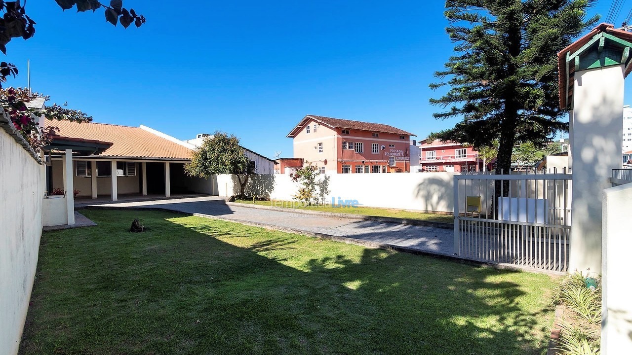 Casa para aluguel de temporada em Porto Belo (Perequê)