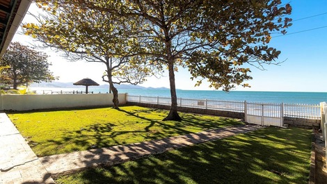 AGRADÁVEL RESIDÊNCIA BEIRA MAR EM PEREQUÊ COM 03 DORMITÓRIOS