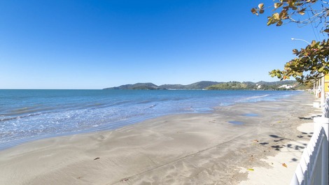AGRADÁVEL RESIDÊNCIA BEIRA MAR EM PEREQUÊ COM 03 DORMITÓRIOS
