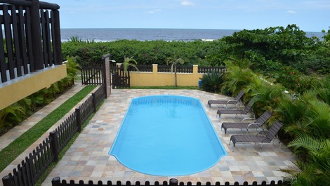 Vista piscina e mar da varanda do andar superior