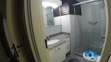 banheiro com barra para idoso