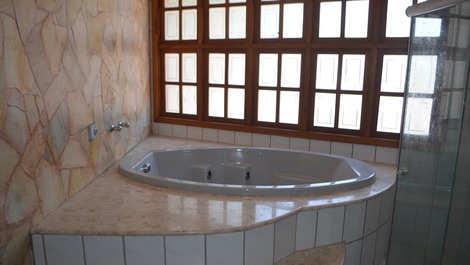 Casa com 6 quartos, sendo 5 suítes, à 700m da Praia de Taperapuan