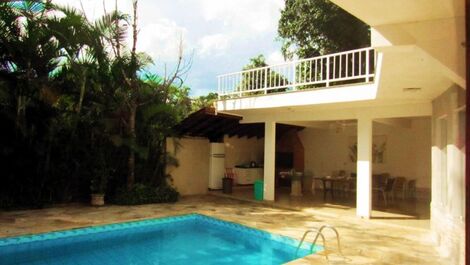 Piscina e área da churrasqueira