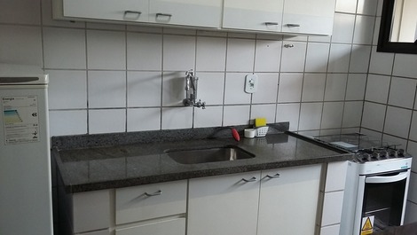 Lindo apto de 1o piso, área lateral, wifi, 2a cuadra, Praia do Morro.