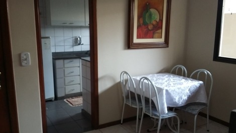 Lindo apto de 1o piso, área lateral, wifi, 2a cuadra, Praia do Morro.