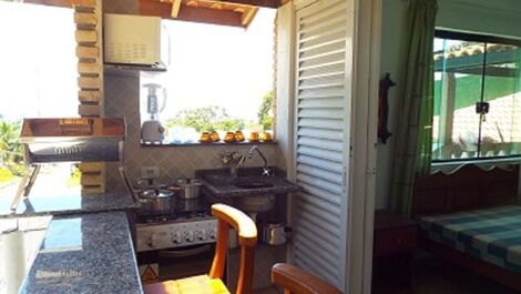 Casa com vista panorâmica e piscinas.