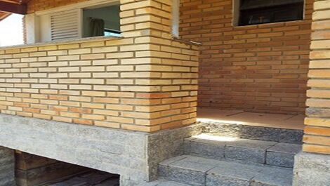 Casa com vista panorâmica e piscinas.