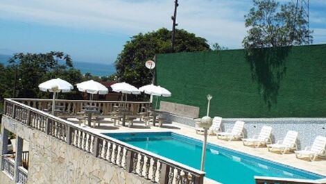 Casa com vista panorâmica e piscinas.