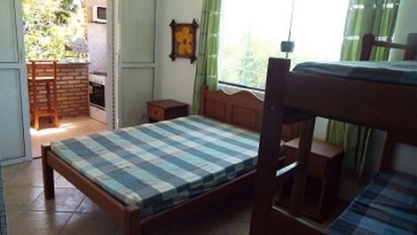 Casa com vista panorâmica e piscinas.