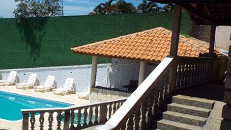 Casa com vista panorâmica e piscinas.