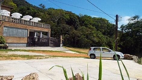 Casa com vista panorâmica e piscinas.