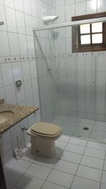 6 SUITES, AIR, WI-FI, GUARATUBA BEACH WITH NATURE QUIET PLACE