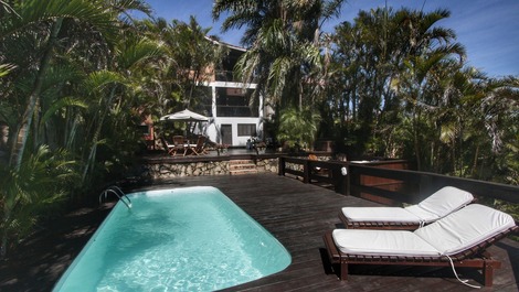 Deck com piscina ao fundo.