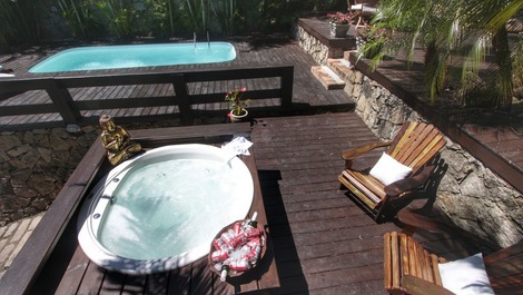 Hidro e piscina ao fundo.