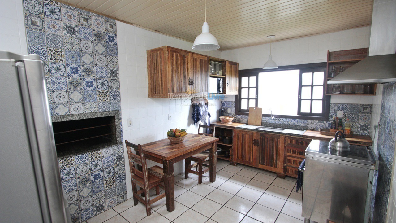 Casa para aluguel de temporada em Imbituba (Praia do Rosa)