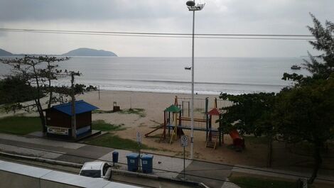 Apartamento em frente mar com 2 dormitórios para até 6 pessoas