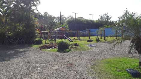 Playground e campinho de futebol.