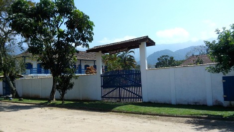 2000 M2 murados com estacionamento interno.