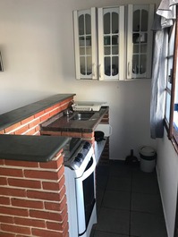 Cozinha americana completa.