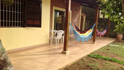 Varanda no jardim em frente ao mar