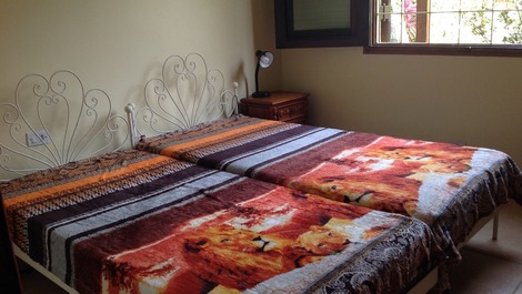 Quarto volta para jardim da entrada