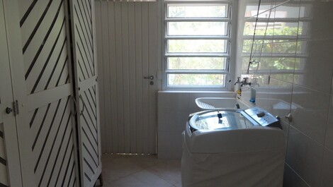 Área de serviço com máquina de lavar roupa