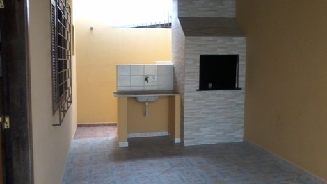 Churrasqueira com cobertura, vaga 2 carros, ducha externa (c1)